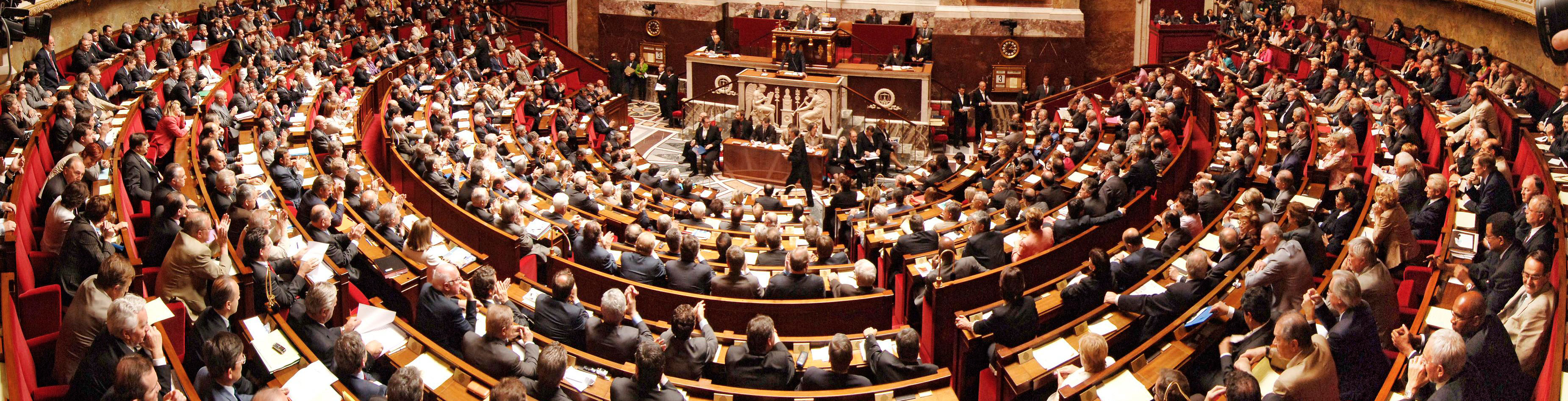 Panorama. Photo panoramique de dos, 13Ëme lÈgislature. HÈmicycle, sÈance du 3 juillet 2007. Vue gÈnÈrale. UtilisÈe pour le kit pÈdagogique 2007.
Bienvenue ‡ l'AssemblÈe juillet 2007 (avec retouche).